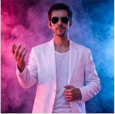 Retrato de João Soares num ambiente de estúdio com iluminação rosa e azul.